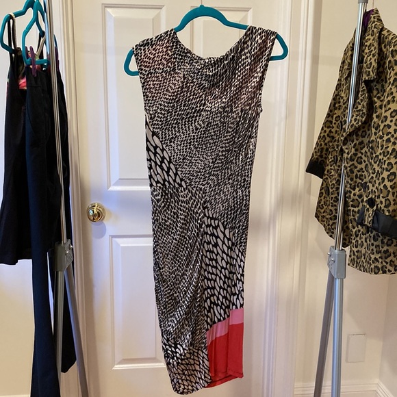 Black/white/red body con dress. Size 6.  Zip side. Gathered and draped at bottom - Picture 6 of 7